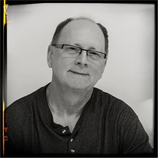Jean-Jacques Micheli, fondateur de l'atelier MikeMuka, portrait en noir et blanc